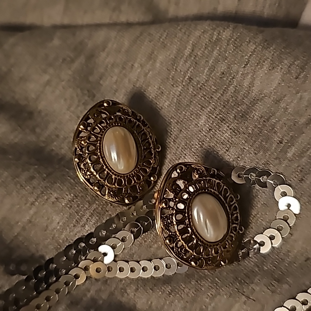 Vintage Avon Faux Pearl Earrings 10$